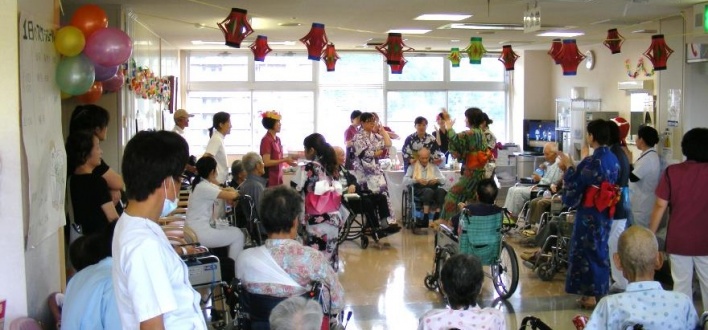 　　写真は回復期リハ病棟の夏祭りの様子